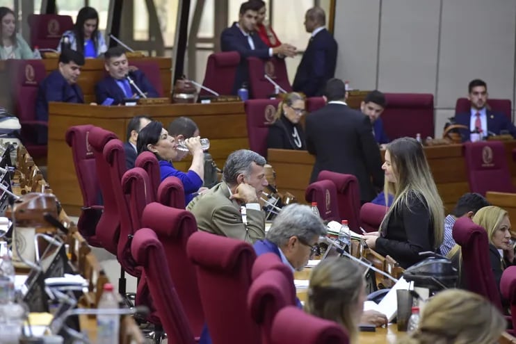 La Cámara de Diputados aplazó para contar con votos y archivar el estudio del proyecto de ley que castiga el desacato al legislativo.
