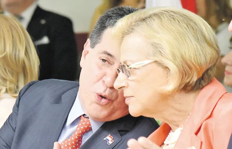 Fotografía de archivo: el expresidente de la República Horacio Cartes con la ex vicepresidenta, Alicia Pucheta.