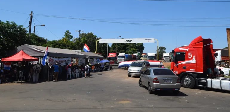 Desde hace varias semanas, los paseros y comerciantes de Encarnación se movilizan, incluso cerrando el acceso a sede de la ANNP.