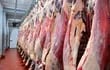 Carne bovina al gancho, en un frigorífico de Paraguay.