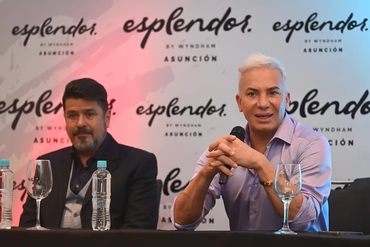 Acompañado por el productor Héctor Gordillo, Flavio Mendoza brindó detalles de lo que será el show de "Stravaganza" en Asunción.