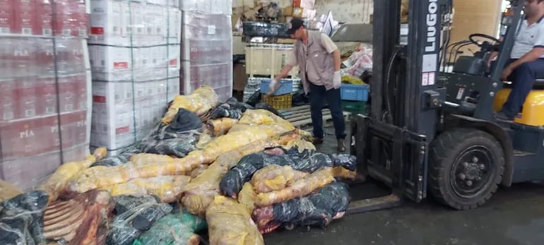 La carne incautada en el depósito de la Aduana, antes de ser trasladado hasta el vertedero para su destrucción.