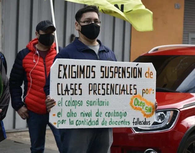 Afiliados a la Otep-Sn piden la suspensión de las clases presenciales esta mañana, en una manifestación frente a la sede del MEC, en el microcentro de Asunción.