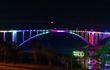La imponente iluminación temática del Puente de la Amistad.