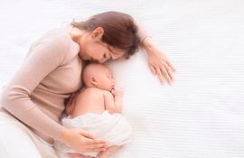 El vínculo madre e hijo es fundamental desde el mismo día del nacimiento con el contacto piel a piel.