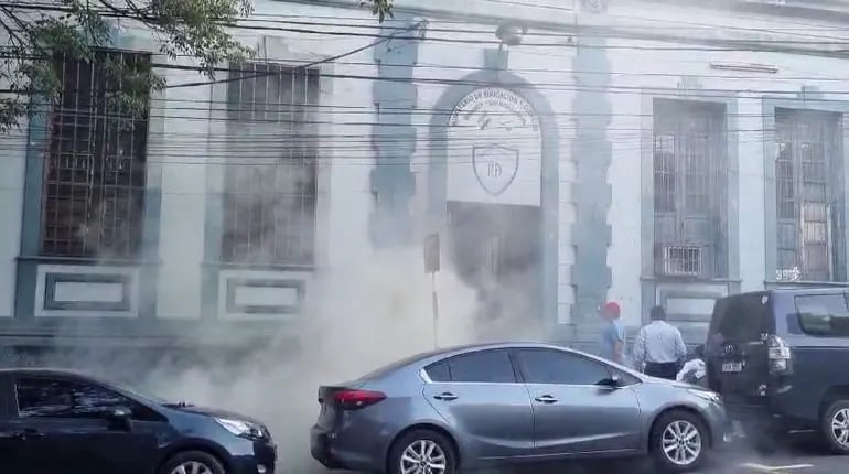 El medidor eléctrico del Colegio República Argentina habría explotado, generando un principio de incendio.
