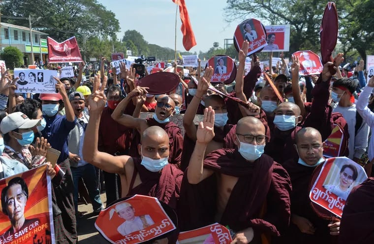 Monjes budistas marchan en protesta contra el golpe de Estado en Birmania, el sábado en Naipyidó.