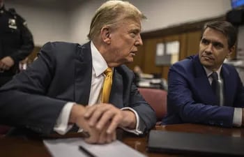 El ex presidente estadounidense Donald Trump (izquierda) se sienta en la sala junto a su abogado Todd Blanche (derecha) antes del inicio de su juicio penal en la Corte Suprema del Estado de Nueva York en Nueva York.