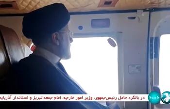 Esta captura tomada de un video publicado por la cadena de televisión estatal iraní IRINN el 19 de mayo de 2024 muestra al presidente de Irán, Ebrahim Raisi, a bordo de un helicóptero en la región de Jofa, en la provincia occidental de Azerbaiyán Oriental.
