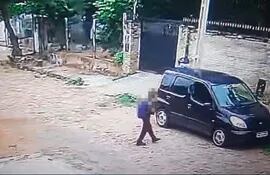El niño raptado se dirige al automóvil estacionado en una calle de Lambaré, desde el cual lo había llamado el conductor. Se trata de un coche marca Toyota, modelo Funcargo.