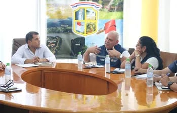 El intendente Roque Godoy y el jefe de gabinete de la ANNP Patricio Cáceres, durante el encuentro en la Municipalidad de Presidente Franco.