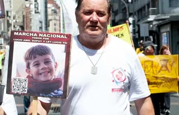 Marcha y concentracion por el crimen de Lucio de 5 años de edad. En la fotografía, su abuelo, Ramón Dupuy. 
Foto: Rolando Andrade Stracuzzi