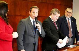 El presidente de la CSJ, Alberto Martínez Simón, acompañado de los ministros Llanes, Jiménez Rolón y Fretes.