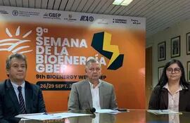El representante de FAO en Paraguay, Jorge Meza; el ministro de Agricultura, Ing. Agr. Santiago Bertoni y Leticia Torres, del MAG.