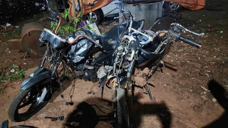 Las motocicletas chocaron frontalmente en el barrio San Miguel de Hernandarias.