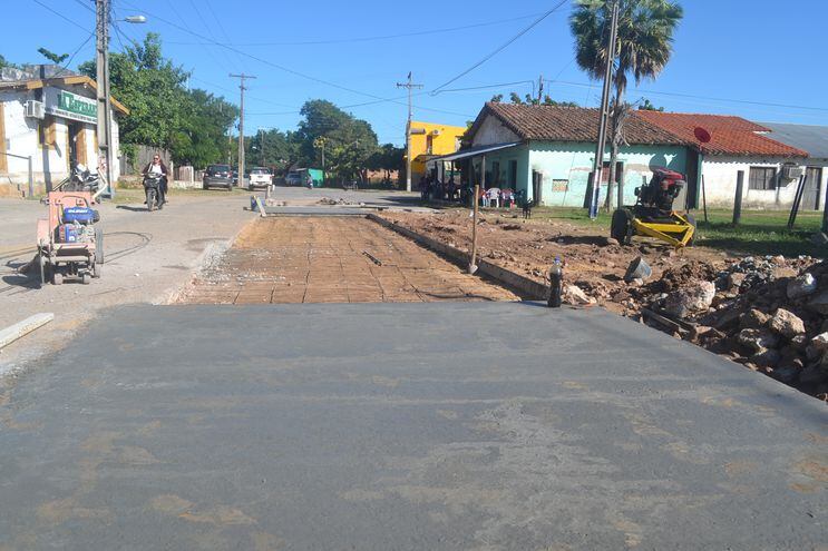 La Municipalidad de Fuerte Olimpo inició los trabajos de reparación de calles de la población.