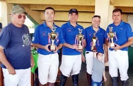 integrantes-del-equipo-campeon-aca-caraya-polo-club-posan-con-los-trofeos-del-torneo-celebrado-en-el-rc4--214838000000-1780606.jpg