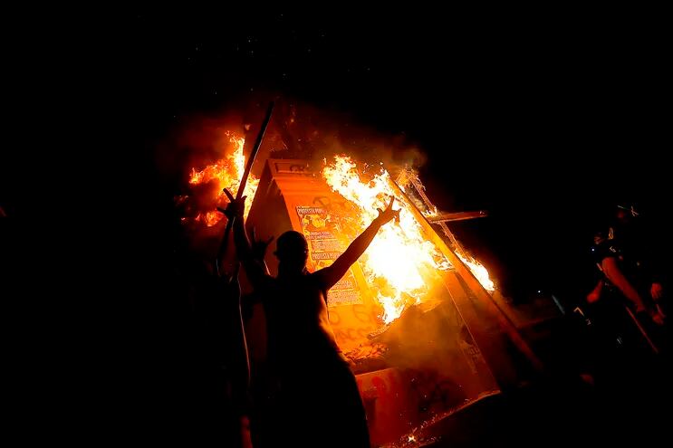 El monumento al general Manuel Baquedano en llamas durante las protestas contra el gobierno del presidente chileno Sebastián Piñera, en Santiago.