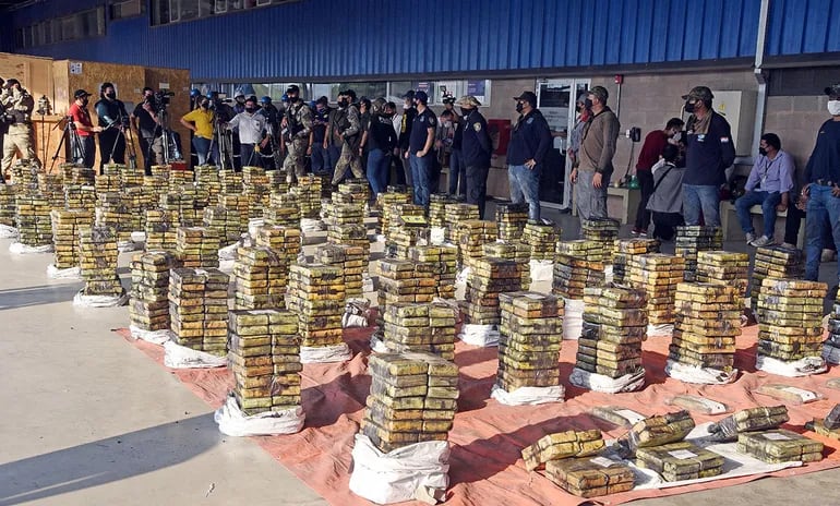 Los 2.906 kilos de cocaína confiscados en la operación efectuada por agentes de la Unidad de Investigación Sensible (SIU) y efectivos de la Policía fueron trasladados a la base de la FOPE.