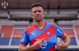 El defensor Eduardo Brock (31 años), con la casaca azulgrana y en el gramado de la Nueva Olla. Viaja a Chile y hasta podría debutar en la Copa Libertadores.