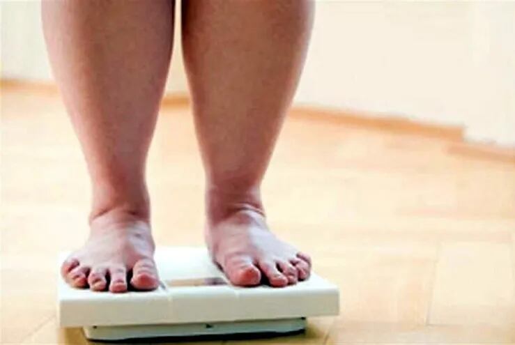 La mejor forma de prevenir la obesidad es practicando hábitos saludables, a través de una alimentación equilibrada, variada y la realización diaria de actividad física.