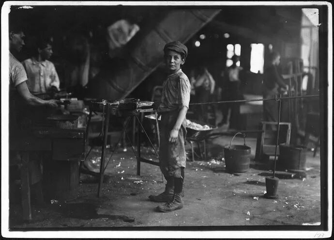 Rob Kidd, obrero en una fábrica de vidrio, junio de 1911. Fotografía de Lewis Hine