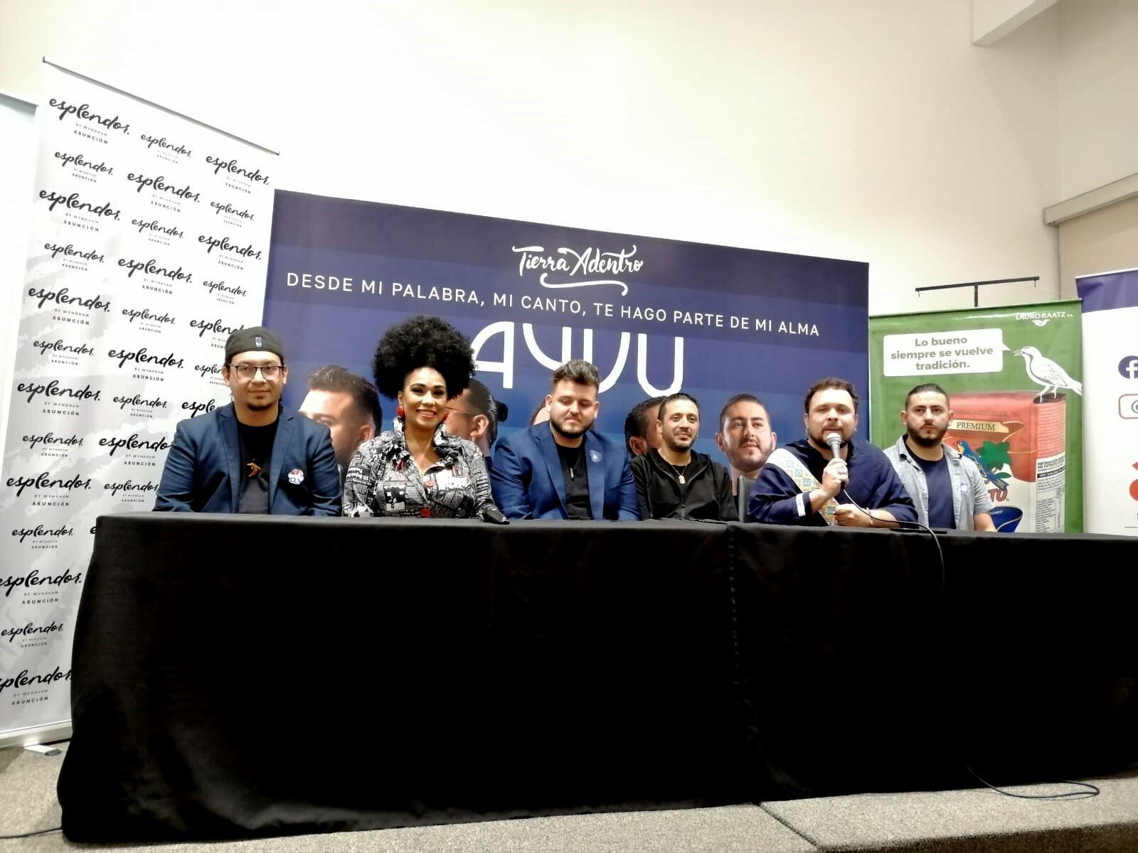 Rodrigo Pereira, Aymée Nuviola, Luis Duarte, Beto Barrios, Dani Meza y Ariel Escurra durante la conferencia de prensa sobre el concierto de lanzamiento del álbum 