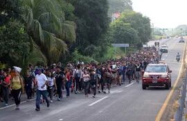 La Guardia Nacional mexicana, con equipos antimotines, cerró este lunes el paso a la caravana de migrantes que pretendía ingresar al Centro de Atención Integral al Tránsito Fronterizo de Huixtla (CAIFT), en el sureste mexicano.