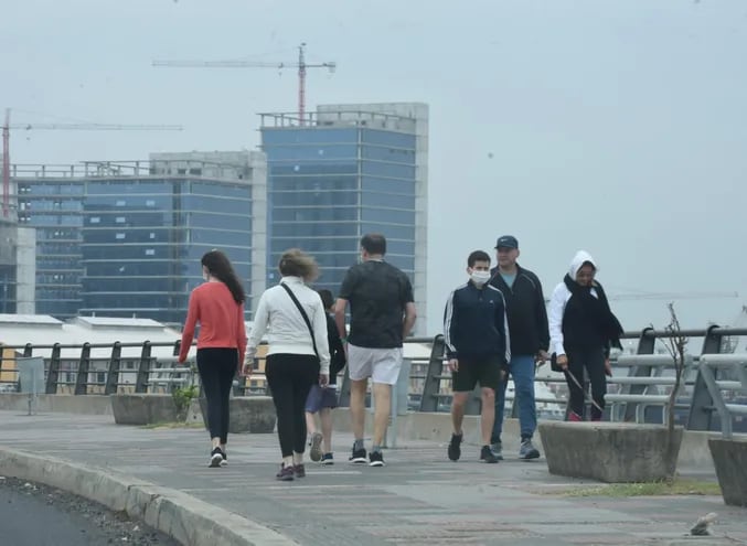 Personas caminando en la Costanera de Asunción.