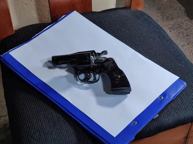 Efectivos de la Comisaría Primera de San Lorenzo incautaron un arma de fuego que estaba en poder de un estudiante de 16 años.