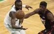 Jaylen Brown (i) de Boston Celtics y la estrella de Miami Heat, Jimmy Butler (d) pelean la naranjada en el tercer juego por las finales de la Conferencia Este de la NBA. Los Heat tienen ventaja de 2-1 sobre los Celtics. EFE