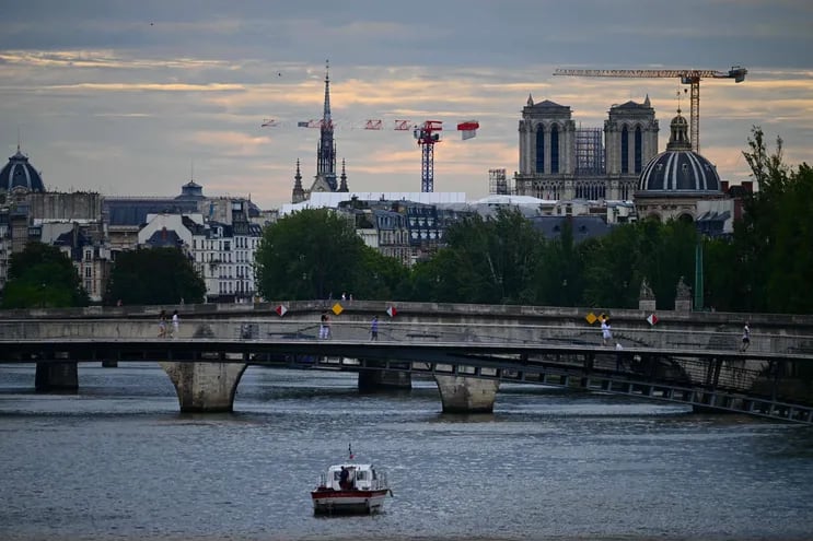 Vista del río Sena con la catedral de Notre Dame detrás, en París.