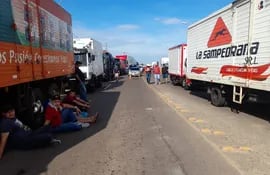 Fila de camiones en el Cruce Guaicá, en San Estanislao, un paso bloqueado por los manifestantes campesinos.