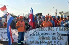 Obreros de la INC están movilizados desde hace varias semanas, exigiendo la salida del titular de la empresa, Ernesto Benítez.