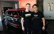 El joven corredor Joshua Duerksen y Daniel Park, gerente de ventas de MINI, durante la presentación de la nueva figura de la marca de vehículos MINI.