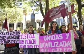 Mujeres se manifiestan en apoyo a Menchi Barriocanal.