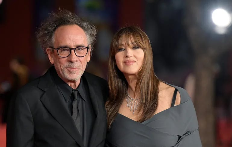 La actriz italiana Mónica Bellucci y el director Tim Burton llegaron juntitos al Festival Internacional de Cine de Roma.