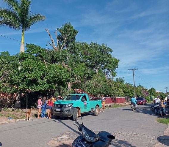 Un joven de 30 años de edad falleció electrocutado mientras podaba un árbol en Ybytymí