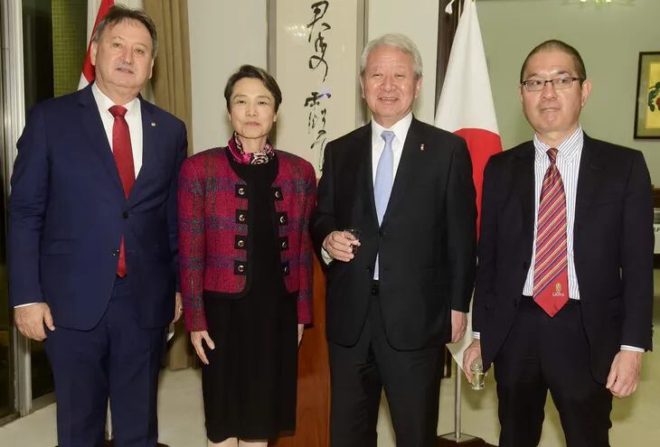 El viceministro de Relaciones Exteriores, Raúl Silvero; la embajadora del Japón, Nakatani Yoshie; el presidente de la Agencia de Cooperación Internacional del Japón (JICA), Tanaka Akihiko, y Yasushi Fukui, representante residente de la JICA.