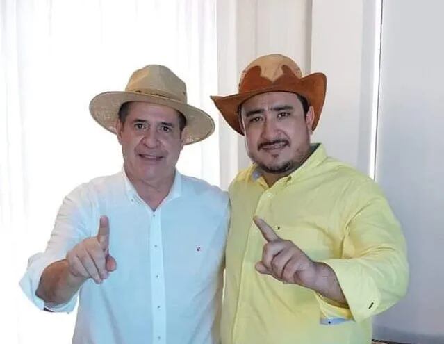 El intendente de Caapucú, Gustavo Penayo (ANR, HC), fue denunciado incluso por concejales colorados por presuntas irregularidades. En la foto junto a Horacio Cartes.