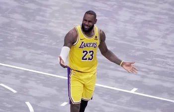 LeBron James de Los Ángeles Lakers reacciona este miércoles, antes de un partido de baloncesto de la NBA ante Memphis Grizzlies en el FedEx Forum en Memphis (EE.UU.).