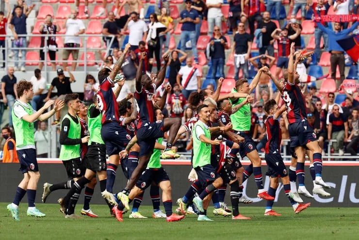 Jugadores del Bologna, incluido Santander, festejaron con la hinchada el triunfo de este día.