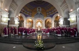 Los obispos de  la Conferencia Episcopal de Francia asisten a una misa durante su reunión anual en el santuario de Nuestra Señora de Lourdes.