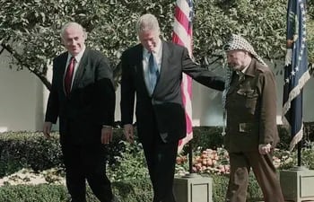 Año 1998. El primer ministro Benjamin Netanyahu (i), junto al entonces presidente de EE.UU., Bill Clinton (C) y líder palestino, Yasser Arafat (d) en el jardín de las rosas de la Casa Blanca.  (AFP, archivo)