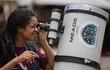 Una joven utiliza un telescopio en el Festival Astronómico de Villa de Leyva.