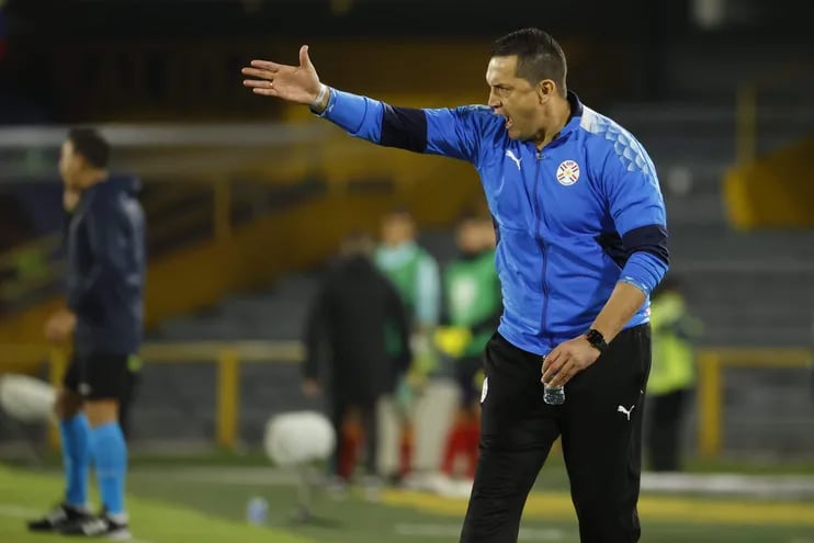 Aldo Antonio Bobadilla (46 años), entrenador de la selección paraguaya, durante el partido contra Colombia. Duro golpe de 0-3.