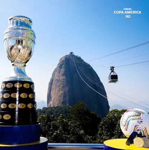 Dos atractivos de Río de Janeiro, el Pan de Azúcar y el teleférico, detrás del preciado trofeo y la pelota. (@CopaAmerica)