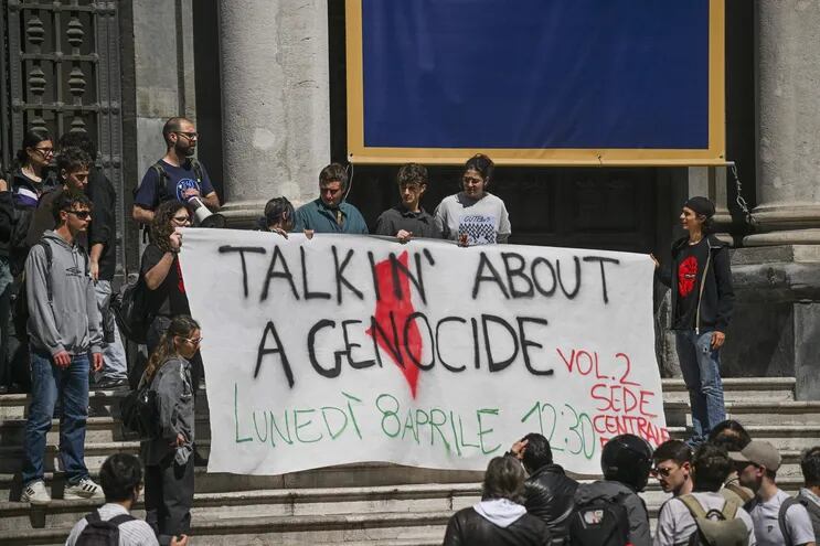 Estudiantes protestan frente a la Universidad Federico II, donde la 'Rete Studentesca per la Palestina' (Red de Estudiantes por Palestina) ocupó el rectorado, en Nápoles, Italia.
