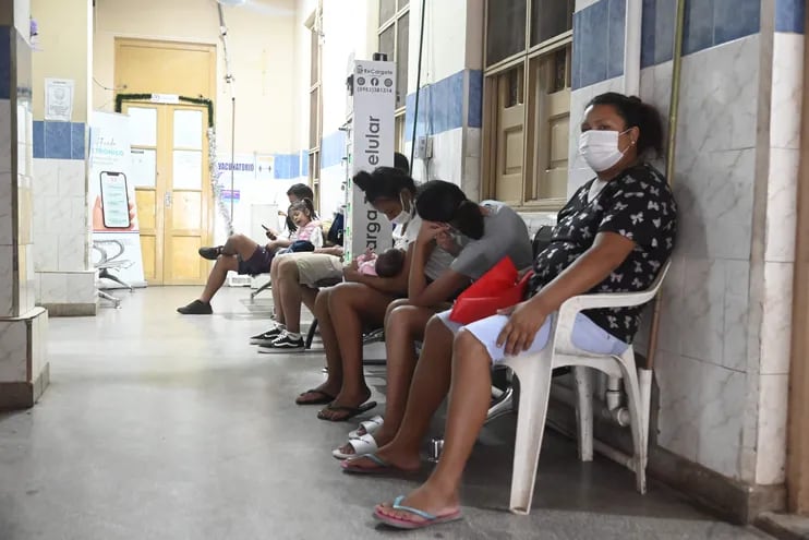 Niños acompañados de familiares y otros pacientes con cuadros febriles esperan atención en el Hospital General de Barrio Obrero.