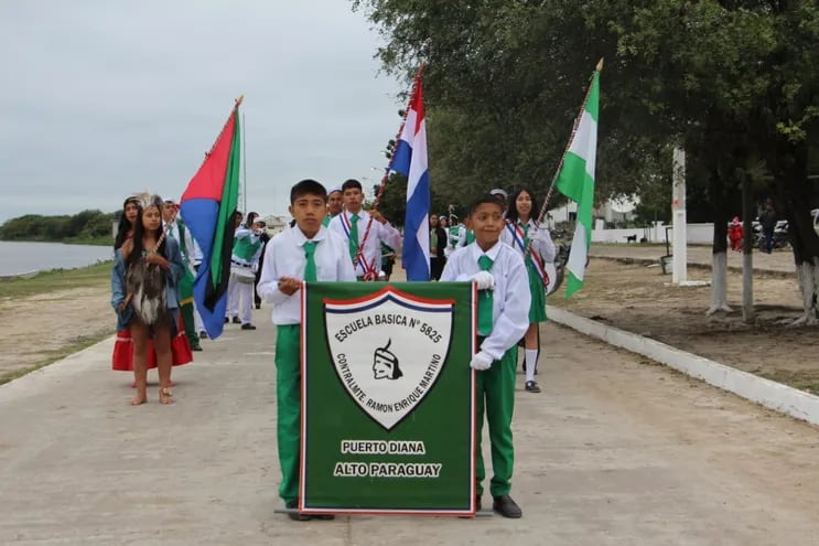 Escolares de la comunidad de los Ishir de Puerto Diana, también presentes durante el desfile cívico militar en Bahia Negra.